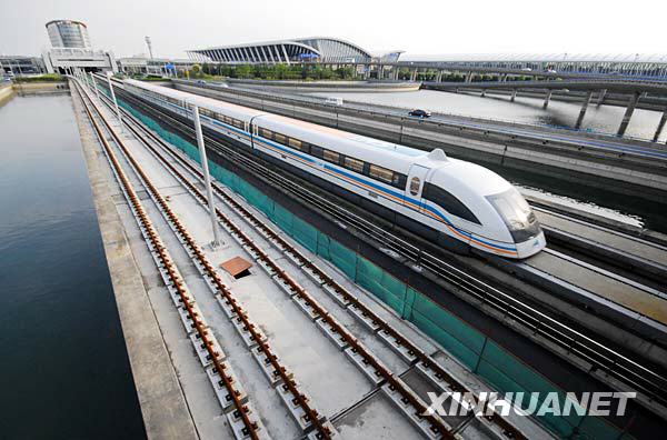 Un train à suspension magnétique sort de la station de l&apos;aéroport Pudong de Shanghai. (Photo prise le 27 avril 2009)