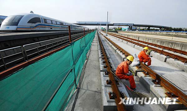 Un train à suspension magnétique sort de la station de l&apos;aéroport Pudong de Shanghai. (Photo prise le 27 avril 2009)