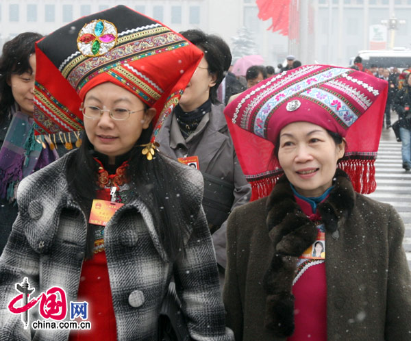 Les députés de l'APN et membres de la CCPPC se sont habillés de façon festive pour participer aux sessions annuelles. En plus de leurs vêtements traditionnels très jolis, ils portent aussi des chapeaux très lourds. 1
