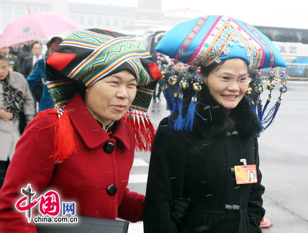 Les députés de l'APN et membres de la CCPPC se sont habillés de façon festive pour participer aux sessions annuelles. En plus de leurs vêtements traditionnels très jolis, ils portent aussi des chapeaux très lourds. 2