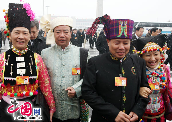 Les députés de l'APN et membres de la CCPPC se sont habillés de façon festive pour participer aux sessions annuelles. En plus de leurs vêtements traditionnels très jolis, ils portent aussi des chapeaux très lourds. 3