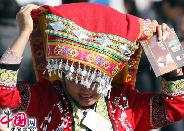 Les députés de l'APN et membres de la CCPPC se sont habillés de façon festive pour participer aux sessions annuelles. En plus de leurs vêtements traditionnels très jolis, ils portent aussi des chapeaux très lourds. 6