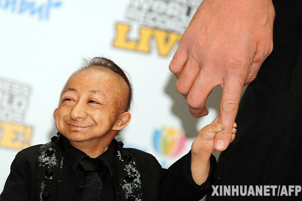 Photo documentaire : Le 14 janvier 2010, He Pingping et le Turc Sultan Kösen, l'homme le plus grand du monde, participent à une activité du Guinness World Records à Istanbul, en Turquie. 1