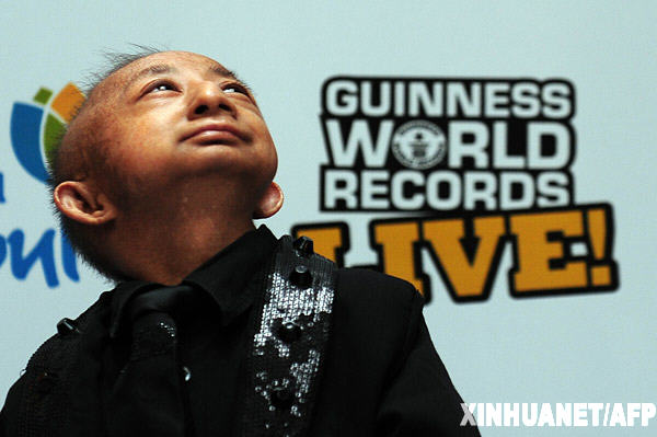 Photo documentaire : Le 14 janvier 2010, He Pingping et le Turc Sultan Kösen, l'homme le plus grand du monde, participent à une activité du Guinness World Records à Istanbul, en Turquie. 2