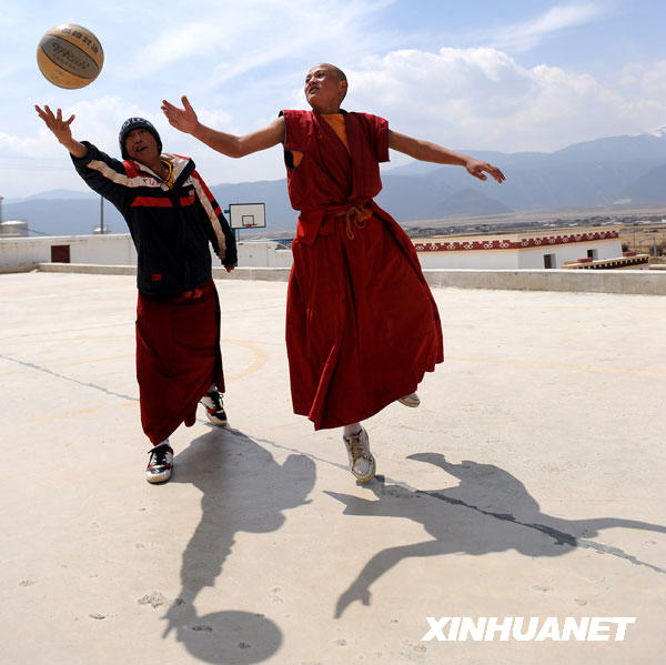 Le 15 mars, deux lamas de l'Institut du bouddhisme tibétain jouent au basketball. 