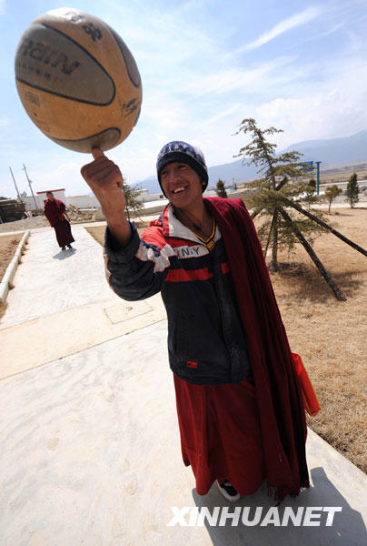 Le 15 mars, Gyaincain Gyaincain, lama de l'Institut du bouddhisme tibétain, fait tourner le ballon sur son doigt. 