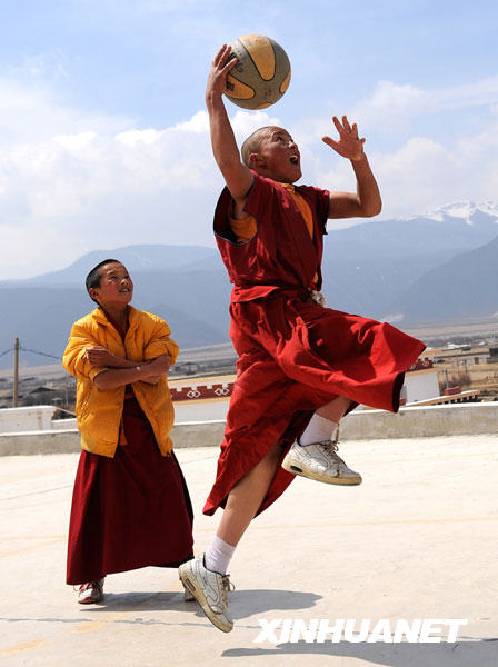 Le 15 mars, deux lamas de l'Institut du bouddhisme tibétain jouent au basketball.