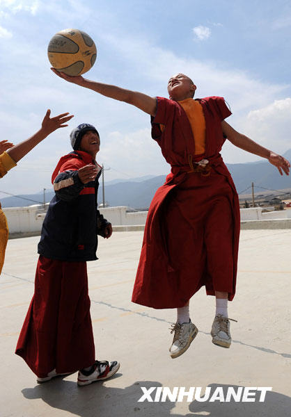 Le 15 mars, des lamas de l'Institut du bouddhisme tibétain jouent au basketball.