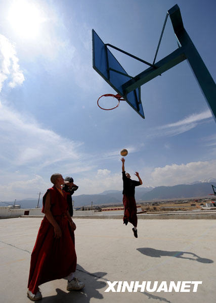 Le 15 mars, des lamas de l'Institut du bouddhisme tibétain jouent au basketball.