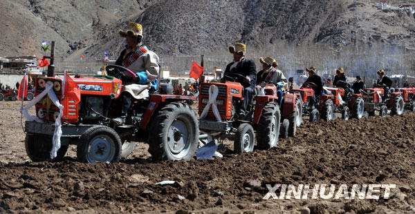 Le 16 mars, des jeunes du bourg Deqing dans le district de Dulung Deqing au Tibet conduisent des tracteurs lors de la cérémonie du labour printanier.