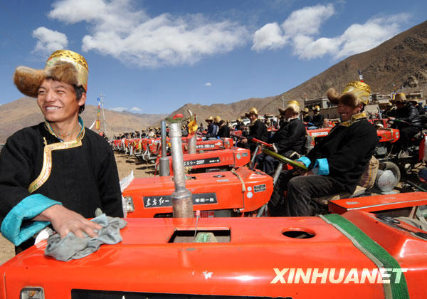 Le 16 mars, Samdrup, agriculteur du bourg Deqing dans le district de Dulung Deqing au Tibet nettoie son tracteur pour participer à la cérémonie du labour printanier.