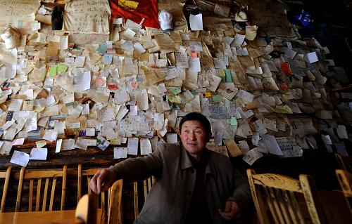 Les messages laissés par des touristes chinois et étrangers dans le cafétéria (Photo prise le 4 mars 2010)