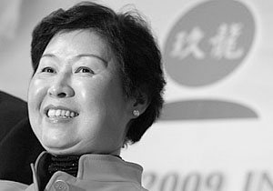 Zhang Yin, PDG de l'entreprise de fabrication de papier Jiulong, avec un actif net de 1,7 milliard de dollars. Elle a été la première femme la plus riche de Chine.