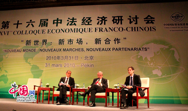 La conférence de presse organisé après le 16e colloque économique franco-chinois