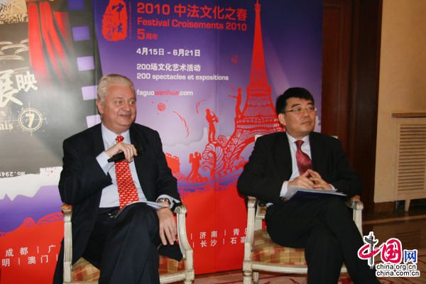 M. Hervé Ladsous (à gauche) , ambassadeur de France en Chine et Chen Ping (à droite), directeur chargé de la communication avec l'Europe de l'Ouest auprès du ministère chinois de la Culture