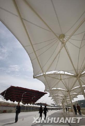 Des parasols ont été installés le long de la promenade du site.