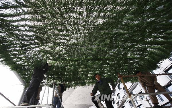 Des ouvriers mettent en place des parasols.