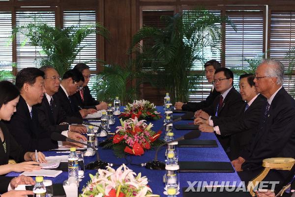 Le vice-président chinois Xi Jinping rencontre le ministre senior singapourien Goh Chok Tong 