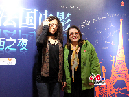 Mona Achache et Josianne Balasko. Le 13 avril, une délégation de réalisateurs et d'acteurs français comprenant Vincent Perez et Josiane Balasko, tous deux très connus en Chine, est arrivée à Beijing pour rencontrer les cinéphiles chinois. 