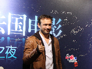 Vincent Perez, acteur français. Le 13 avril, une délégation de réalisateurs et d'acteurs français comprenant Vincent Perez et Josiane Balasko, tous deux très connus en Chine, est arrivée à Beijing pour rencontrer les cinéphiles chinois.