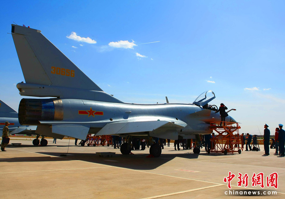 Le 13 avril, les attachés militaires étrangers ont assisté à la démonstration de vol de l'avion de combat Jian-10, récemment présentée par une division des forces aériennes chinoises. Ils sont entrés dans la cabine de pilotage et ont pu communiquer avec les pilotes. 1