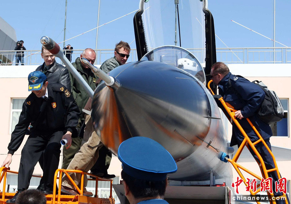 Le 13 avril, les attachés militaires étrangers ont assisté à la démonstration de vol de l'avion de combat Jian-10, récemment présentée par une division des forces aériennes chinoises. Ils sont entrés dans la cabine de pilotage et ont pu communiquer avec les pilotes.2