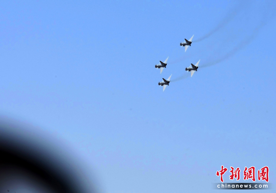 Le 13 avril, les attachés militaires étrangers ont assisté à la démonstration de vol de l'avion de combat Jian-10, récemment présentée par une division des forces aériennes chinoises. Ils sont entrés dans la cabine de pilotage et ont pu communiquer avec les pilotes. 9