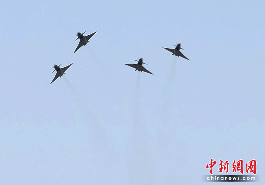 Le 13 avril, les attachés militaires étrangers ont assisté à la démonstration de vol de l'avion de combat Jian-10, récemment présentée par une division des forces aériennes chinoises. Ils sont entrés dans la cabine de pilotage et ont pu communiquer avec les pilotes. 11