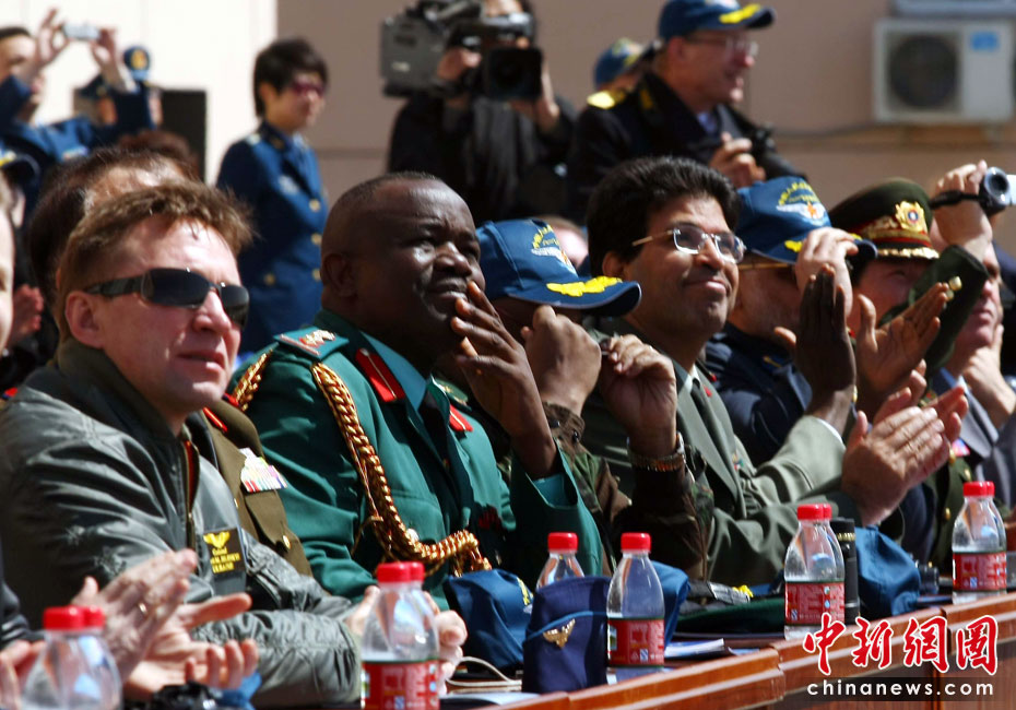 Le 13 avril, les attachés militaires étrangers ont assisté à la démonstration de vol de l'avion de combat Jian-10, récemment présentée par une division des forces aériennes chinoises. Ils sont entrés dans la cabine de pilotage et ont pu communiquer avec les pilotes. 12