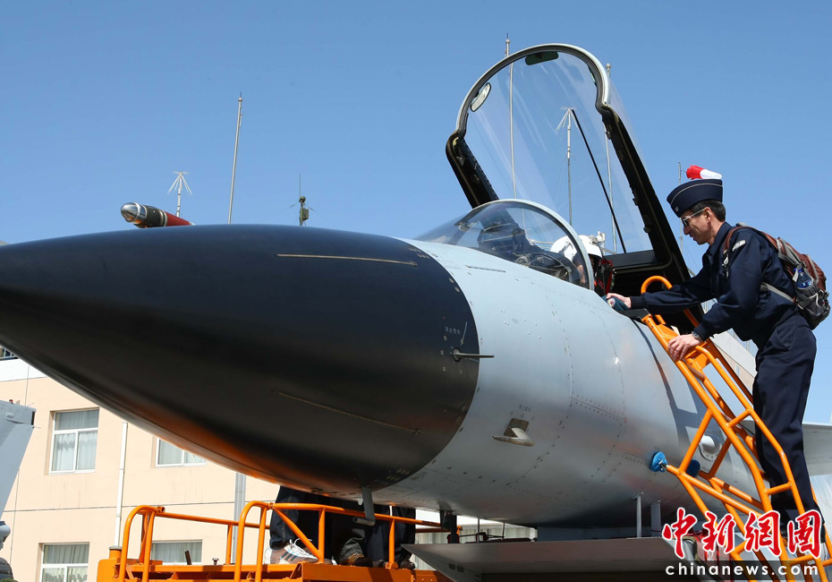 Le 13 avril, les attachés militaires étrangers ont assisté à la démonstration de vol de l'avion de combat Jian-10, récemment présentée par une division des forces aériennes chinoises. Ils sont entrés dans la cabine de pilotage et ont pu communiquer avec les pilotes. 3