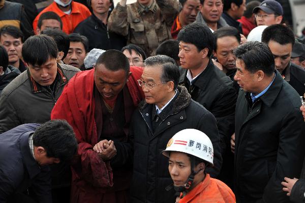 Le Premier ministre chinois Wen Jiabao est arrivé jeudi après-midi dans la préfecture de Yushu dans la province du Qinghai (nord-ouest) après trois heures de vol. 