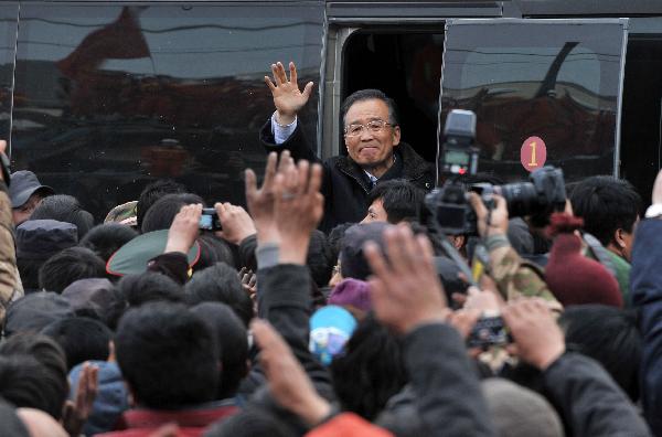 Le Premier ministre chinois Wen Jiabao est arrivé jeudi après-midi dans la préfecture de Yushu dans la province du Qinghai (nord-ouest) après trois heures de vol. 