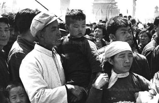 Le 1er mai de 1964, des personnes sur la place Tian'anmen. 