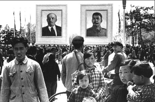 Après la cérémonie du 1er mai 1964, des portraits géants de Lénine et de Staline. 