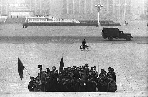 En 1964, les pionniers attendent sur la place Tian'anmen pour visiter le musée de la Révolution (aujourd'hui rebaptisé musée d'histoire national). 