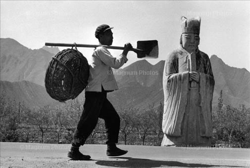 En 1964, une des sculptures sur la voie sacrée vers le Tombeau de la dynastie Ming. 