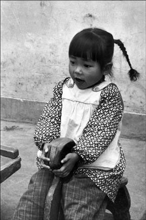 En 1964, une fillette dans une aire de jeux. 