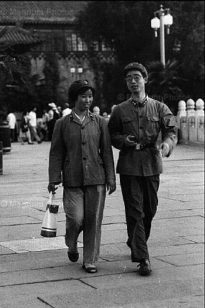 En 1965, un couple militaire de l'Armée populaire de libération dans le parc de la colline de charbon à Beijing. 