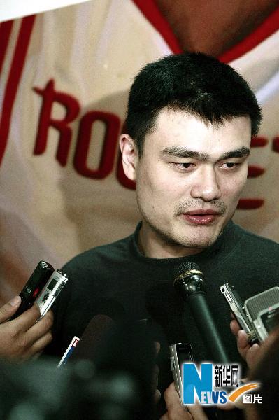 Yao Ming répond aux questions lors de l'interview. 