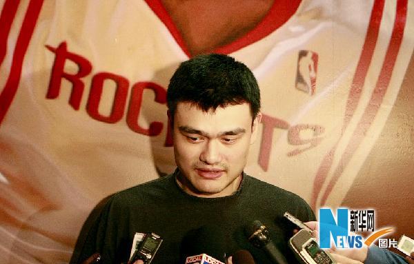 Yao Ming répond aux questions lors de l'interview. 