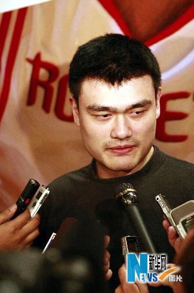 Yao Ming répond aux questions lors de l'interview. 