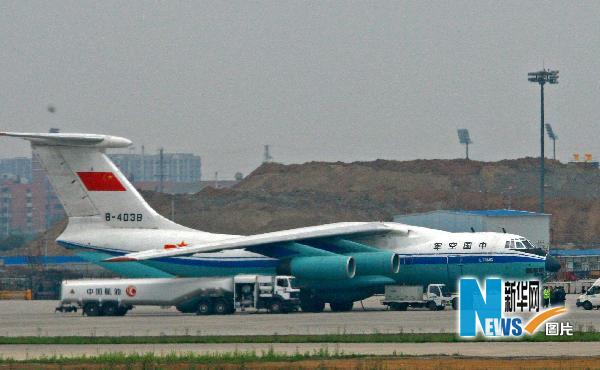 Le 15 avril à 13 h 31, un avion-cargo Yi'er 76 qui a transporté 500 tentes à Yushu, retourne à l'aéroport de Shuangliu à Chengdu pour se réapprovisionner en carburant et reprendre sa mission logistique.