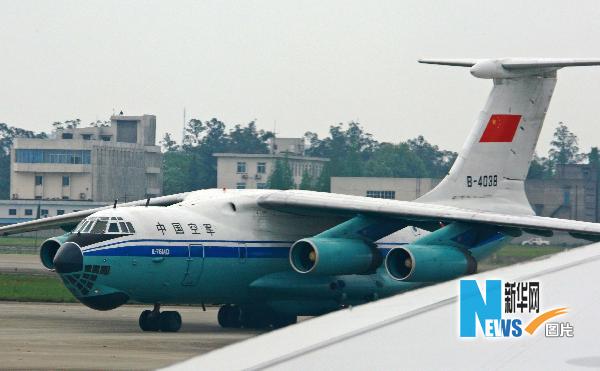 Le 15 avril à 13 h 31, un avion-cargo Yi'er 76 qui a transporté 500 tentes à Yushu, retourne à l'aéroport de Shuangliu à Chengdu pour se réapprovisionner en carburant et reprendre sa mission logistique.