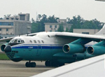 Les forces aériennes chinoises transportent du matériel de secours à Yushu