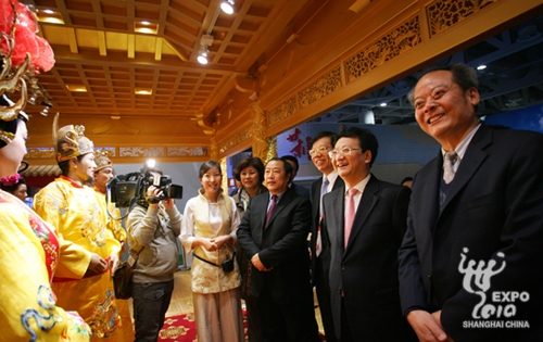 Jing Junhai, vice-gouverneur de la province du Shaanxi assiste aux tests. 