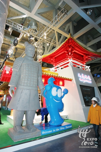 Les guerriers en terre cuite et la mascotte Haibao. 