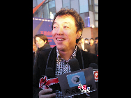 Huang Bo, acteur. Le 15 avril, l'inauguration du 7e panorama du cinéma français et du 5e festival culturel croisements s'est tenue à Beijing. Une centaines de stars et d'artistes chinois et français se sont réunis à cet événement.