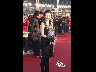 He Jie, jeune chanteuse populaire. Le 15 avril, l'inauguration du 7e panorama du cinéma français et du 5e festival culturel croisements s'est tenue à Beijing. Une centaines de stars et d'artistes chinois et français se sont réunis à cet événement.