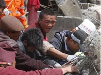 Séisme au Qinghai : APL et la police armée s'efforcent à sauver des vies