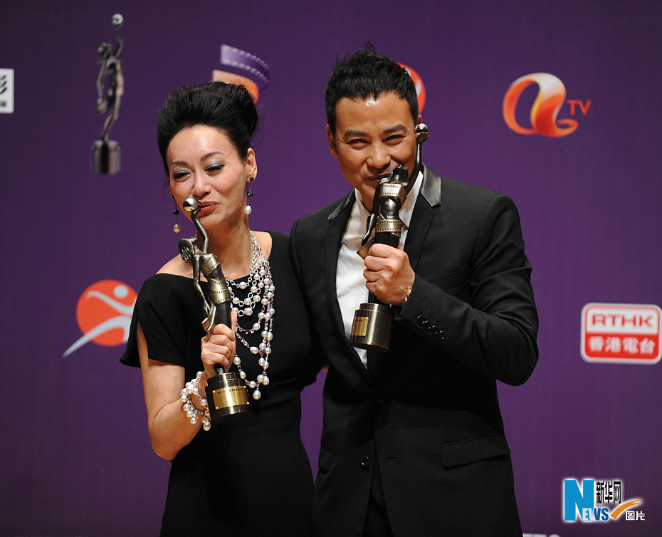 L'acteur hongkongais Simon Yam (D) a remporté le prix du meilleur acteur pour Echoes of the Rainbow et l'actrice locale Wai Ying-hung (G) le prix de la meilleure actrice pour sa performance dans le film 'At the End of Daybreak'.